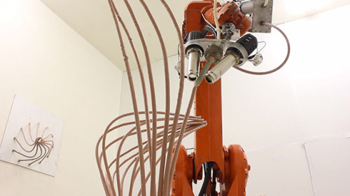 itscolossal:Anti-Gravity Object Modeling: “Mataerial” is a Robot That Draws Sculptures in 3D