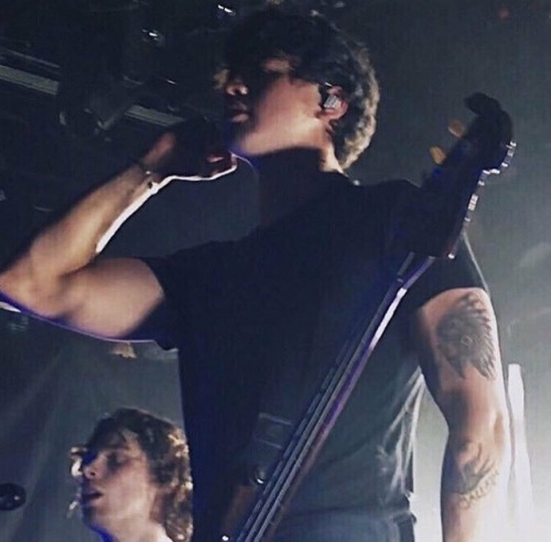 calums-things:let’s take a minute to appreciate this masterpiece W O A H