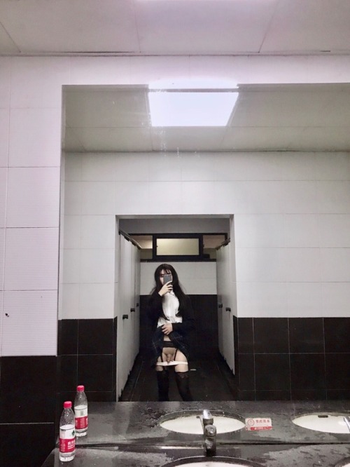 gzcdmomo: 学校女厕