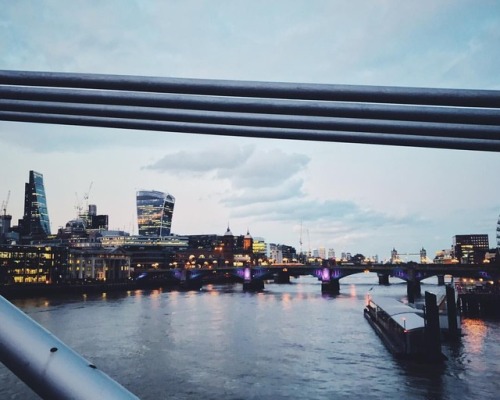 London lights #vsco#vscocam#uk#thisislondon#igerslondon#londonlife#london#sunset (at Millennium Brid