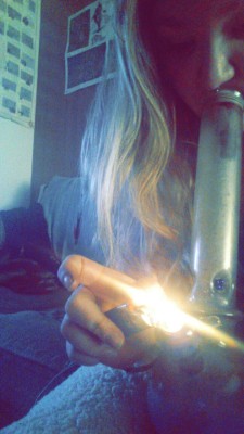 duhk0ttuh:  Wake and bake and have fabulous morning hair.