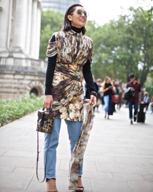 Florals #lfw @sherionm #streetstyle #ss17 #nyfw #sherionm #womenware #fashion #mode #moda (at London