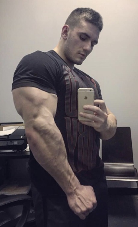 keepemgrowin:Arms for days…