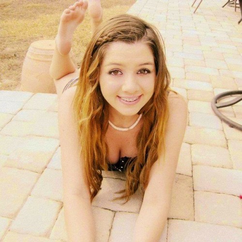 teensolespose:  Visit THERE to get a complete pictures selection in FULL quality! teen feet ass feet