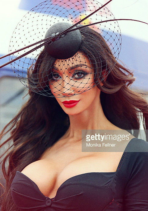 yasmine-petty-fanpage: Yasmine Petty Arriving on the Red Carpet in ‪#‎Vienna‬ for the Life Ball on A