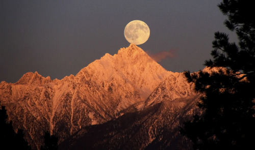 earthporn-org:“This shot of Fisher Peak, Colorado was taken in a hurry from my kitchen window with t