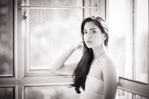 Em doing her thing by the window.. #model #filipino #pinay #naturallight #blackandwhite #sunnyday #i