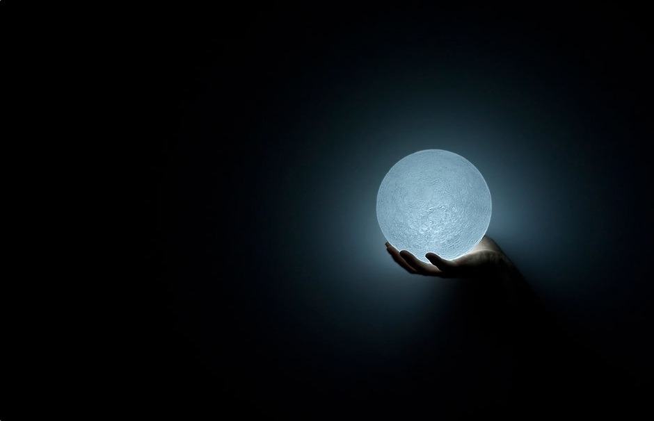 science-baker:  jedavu:  The Super Moon Lamp by Nosinger  Need. 