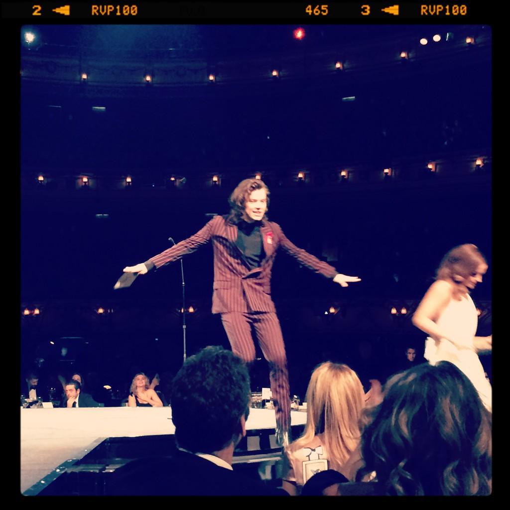 direct-news:  @GlamourMagUK: Harry Styles presented Emma Watson with the British