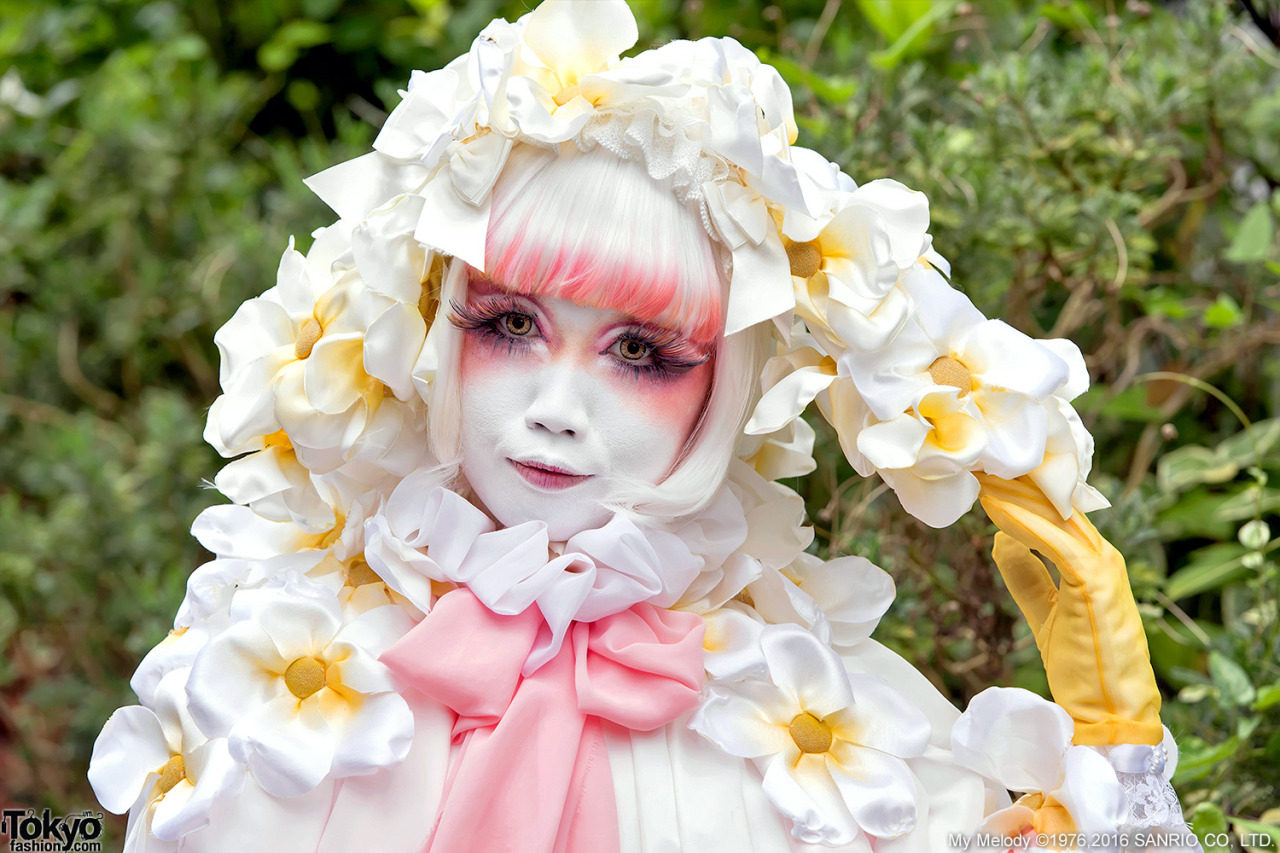 tokyo-fashion:  Japanese shironuri artist Minori. on the street in Harajuku wearing