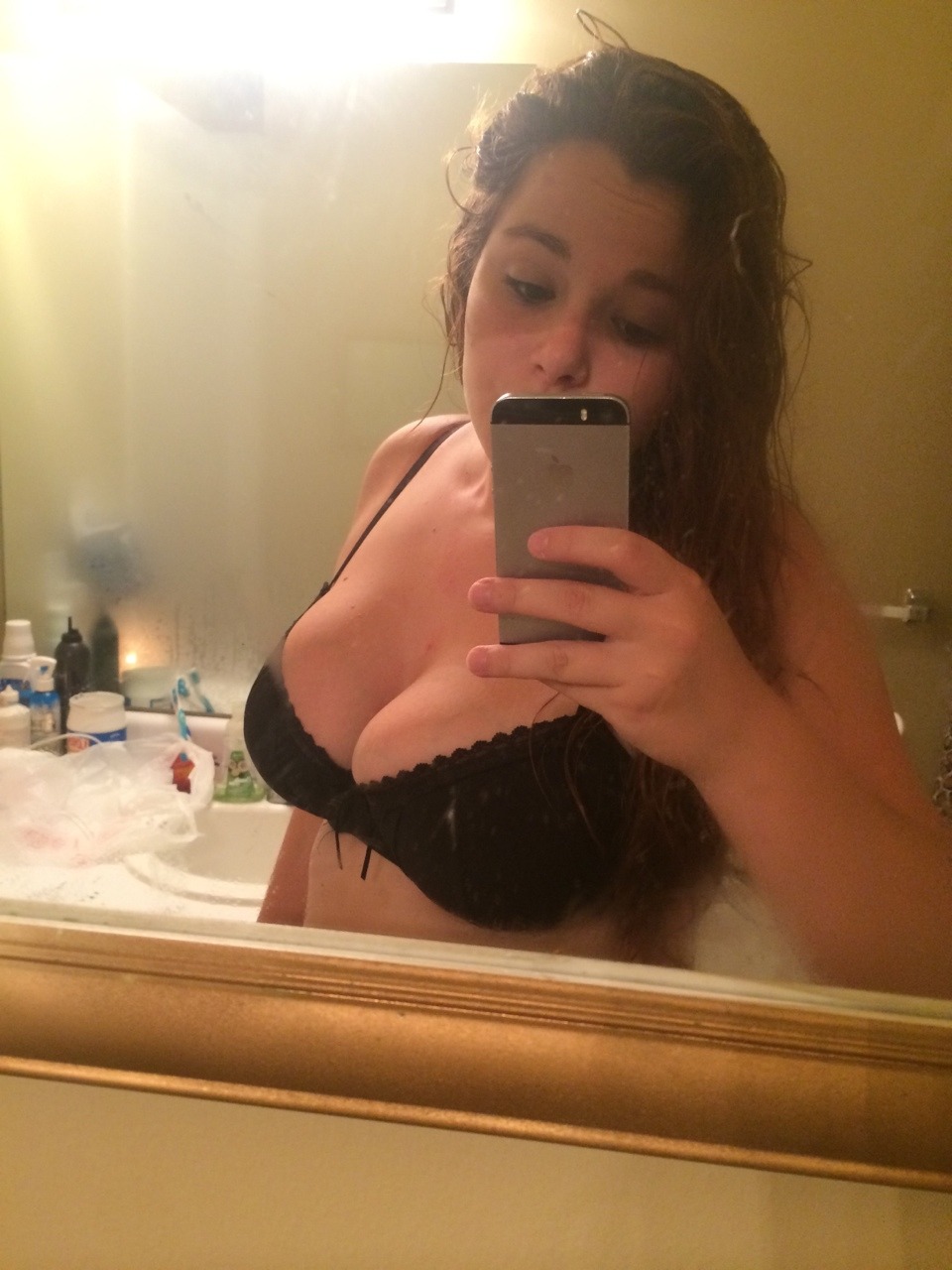 underratednudes:  Foggy shower nudes~ 