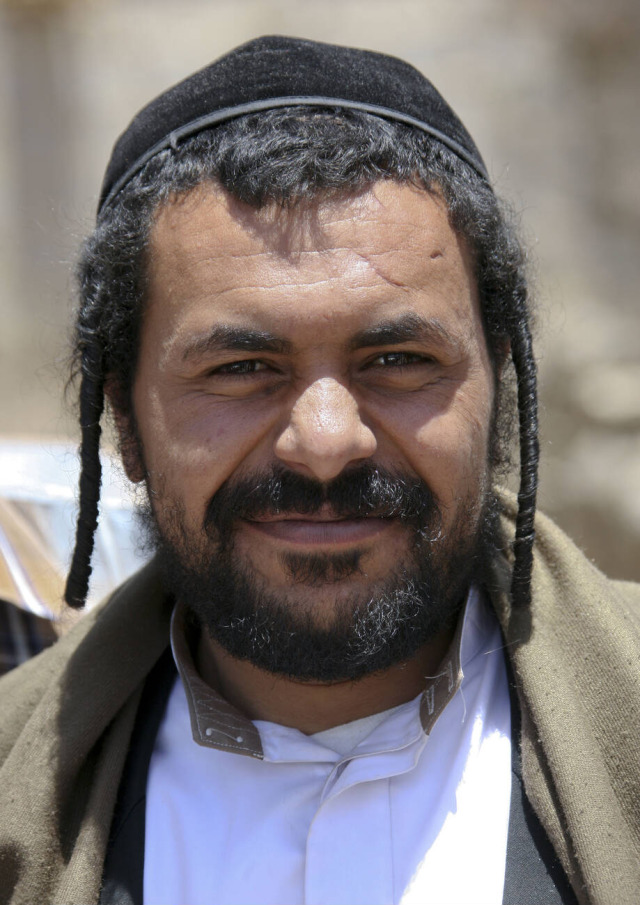 رجل يماني يهودي في عمران، اليمن 𐩧𐩴𐩡𐩽𐩺𐩣𐩱𐩬𐩺𐩽𐩺𐩠𐩥𐩵𐩺𐩽𐩰𐩺𐩽𐩲𐩣𐩧𐩱𐩬𐩽𐩱𐩡𐩺𐩣𐩬Yemenite Jewish man in Amran, Yemen #yemen#yemenite jews#yemenis#اليمن#يهود اليمن