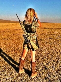 guns-and-babes:  Babe with gun