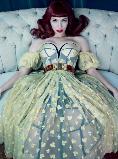 la-mort-vivante:  milkandoil:  rubysdumpster:  pelennanor:  New Alexander McQueen  give me this  Trying so hard to get my hair this color…   I just cut my bangs again ugh.