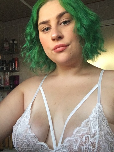 Porn photo cutiebooty-tummyloving:Local green haired