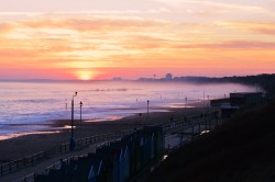 vintage-kisses:  When I went for a run last night I looked out at the sea which I always do but it looked so pretty that as I ran along the promenade I kept looking back. I usually do this but I could not stop thinking about how beautiful the sun and