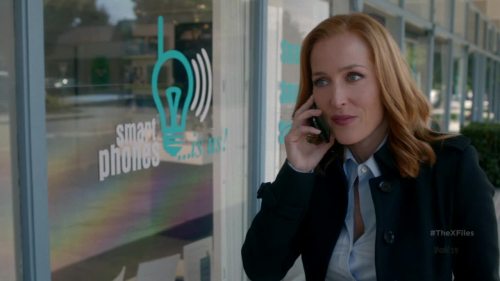 celebritycaps:Gillian Anderson expertly negotiating a cell phone deal