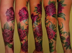 fuckyeahtattoos:  Sprawling Roses. This tattoo