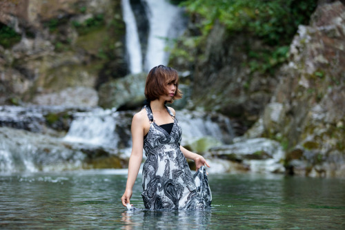 PORTRAIT PHOTO SENDAI / 2015model 宇佐美ゆきさん 恒例となりつつある川での撮影。裾の長い衣装での撮影はモデルさんにとっても大変だったと思います。しかし、布が水に漂い、