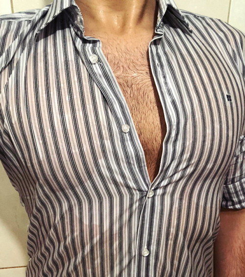 gaytitlvr: andimion2006: alwaysreadydaddy:Heat is out of control but wet shirts keep me cool ;)  mmm