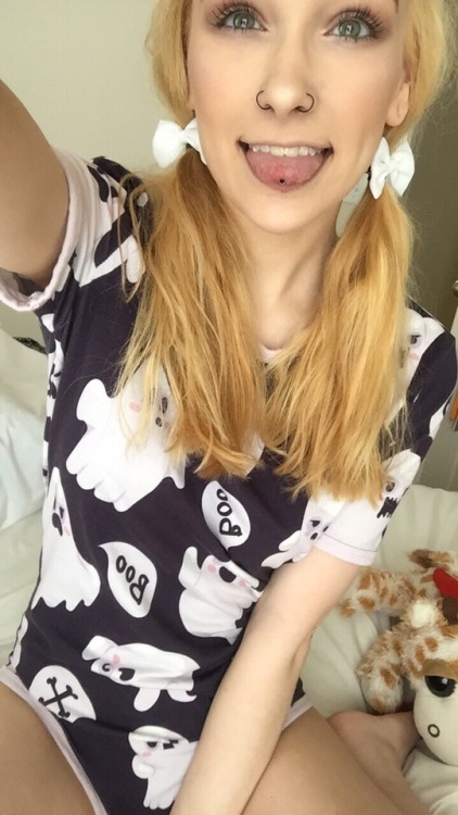 little-ghost-princess:  I believe this new hair suites me well!   Onesie from the amazing @onesiesdownunder it’s super cute and spooky no? 