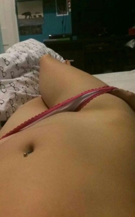 bellybutton piercing