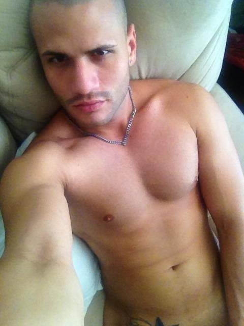 kidocubpr:  fuetepuertorriqueno:  Victorrrr ufff me lo como completo http://fuetepuertorriqueno.tumblr.com