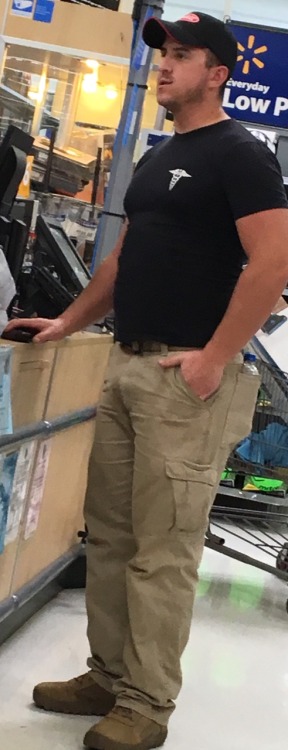 justdippers: grizzlydipsouthernboy: rednecklicker:  phd-bullrider: Red neck Walmart hottie with an i