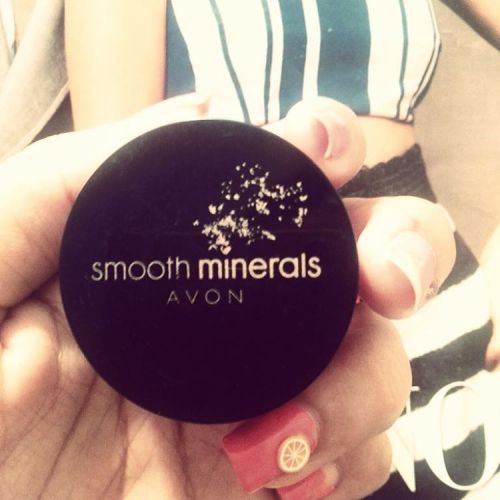 Hoy vengo a hablarles un poco de la sombra smooth minerals de #avon no trae talco ni aceite ni ningu