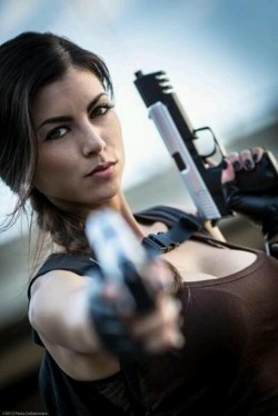 guns-and-babes:  Babe with gun