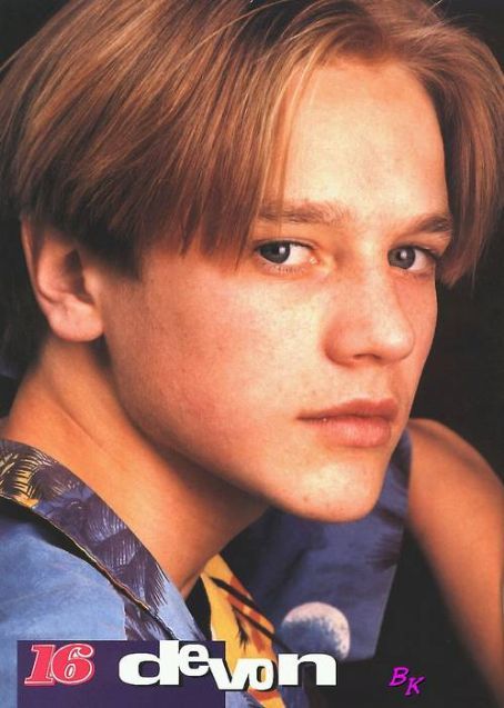 lilliep:  90sclubkid: 90′s Boys with Middle part bowl cuts Can’t forget about JTT now