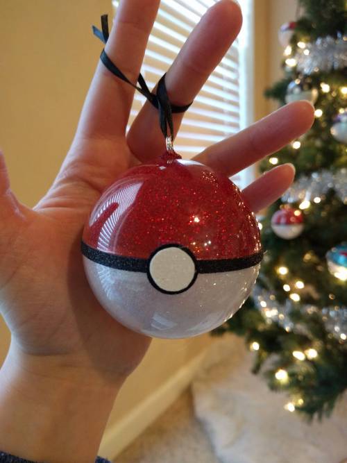 squirtleisthebest: Poké Ball Ornament Tutorial MORE INFORMATION IN THE SOURCE