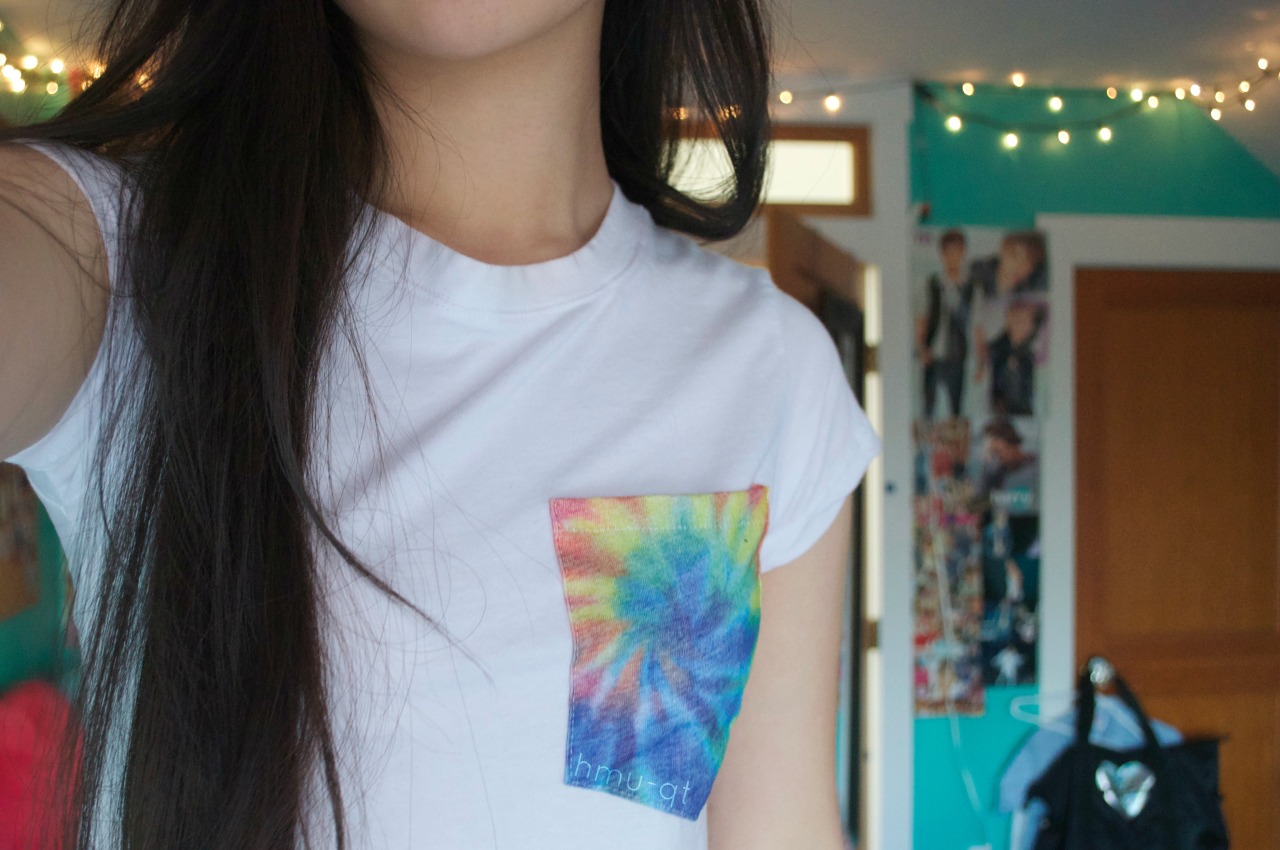 hmu-qt:  hi i’m ali and tie dye pocket tees make me happy :)