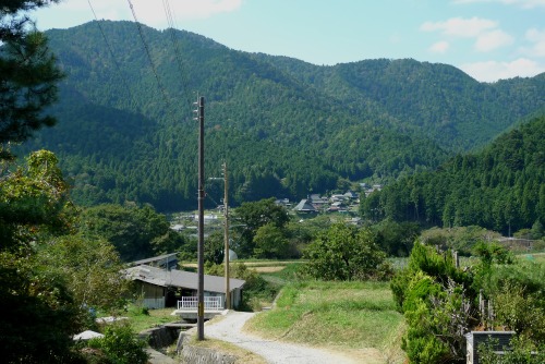 Ohara 大原 is a small village nestled between the mountains north of Kyoto 京都. Administratively it bel