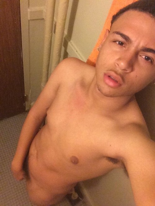 boyznstuff:  I love me some Luis De La Cruz  I finally saw his nudes !😍😍Been dying to see them