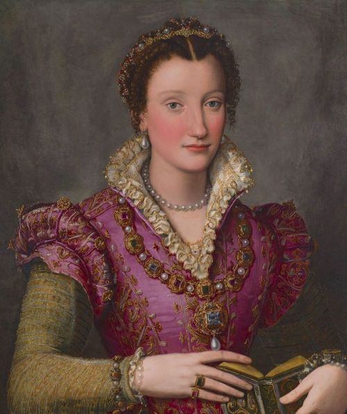 Portrait of a lady, probably Camilla Martelli de’Medici by Alesandro Allori, 1570s 