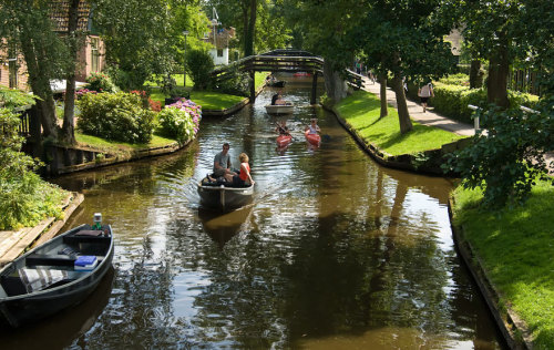 landscape-photo-graphy:  This Village Without Roads Is Straight Out Of A Fairytale Book The village Giethoorn known as the “Venice of the Netherlands” was founded in 1230 and resembles some of the most beautiful fairytale passages. The stunning