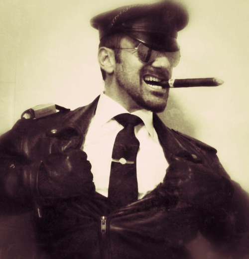 oofahpapa:  CIGARMAN36 Australia’s Tom Miller Part 3 ♂♂ http://oofahpapa.tumblr.com/archive