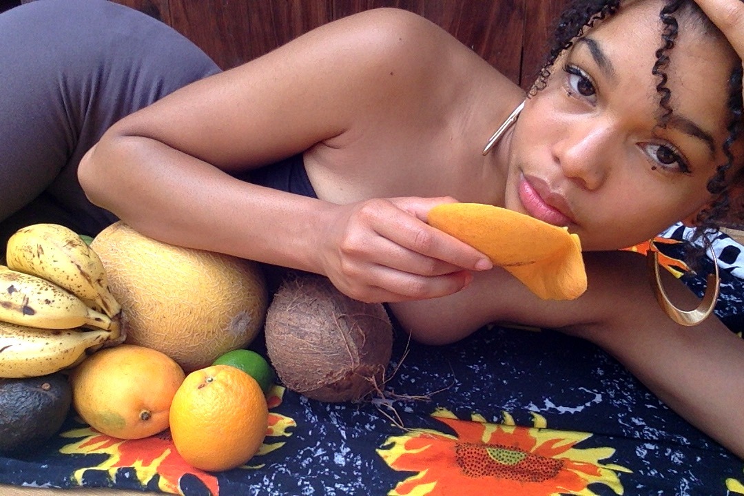 labonitafanny:  pretty face, fresh fruit 