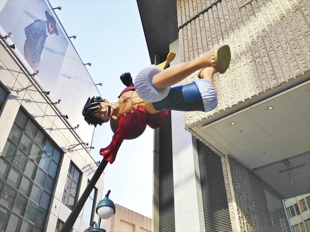 grimphantom:  ca-tsuka:  Son Goku VS Luffy in Tokyo streets.(by Bandai Namco Games