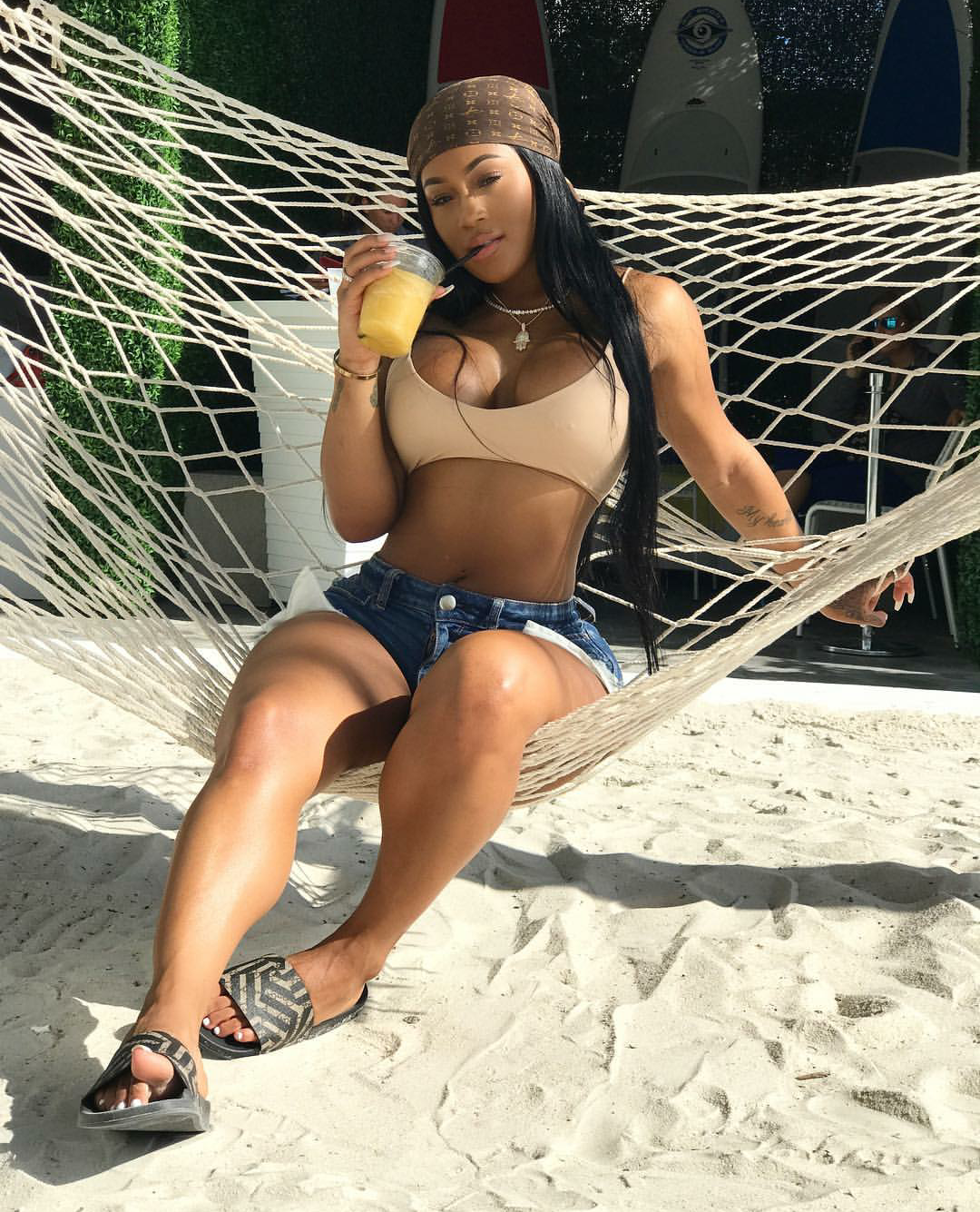 goood-thickness:  Lira, chillin