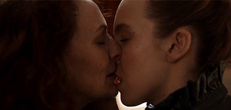 killing-villaneve: Jodie Comer kissing women appreciation post