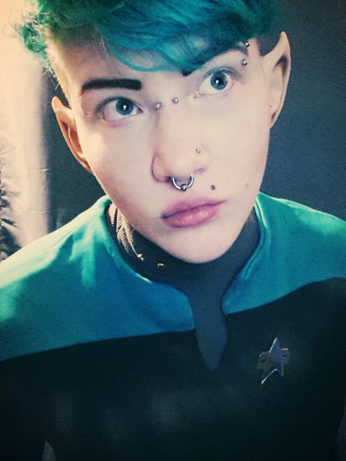 deepspacequeer: a human-vulcan hybrid who dropped out of the vulcan science academy to join starflee