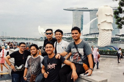 Jangan lupa tersenyum… (di Merlion Park, Singapore)