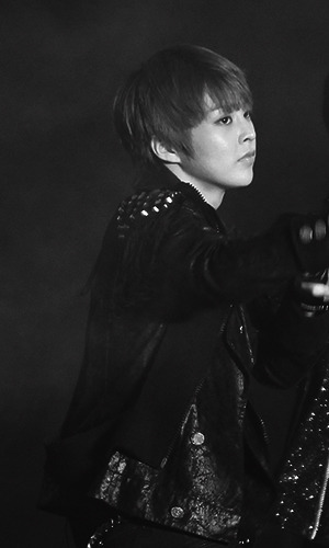 lovelygoldenbun:16 days to Kim Minseok’s birthdaySexy Xiu Min on stage