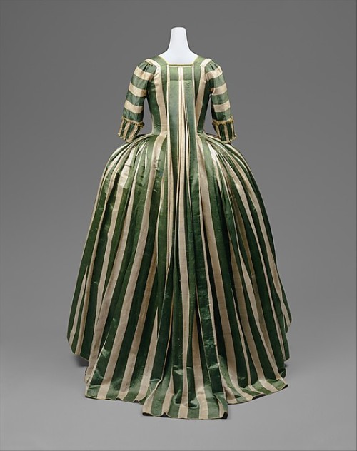 beggars-opera:18th century green! I think I’m going to make a whole series of 18th century fas