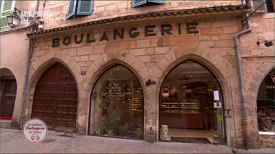 onlylolgifs:  A cat run into a bakery in France.  