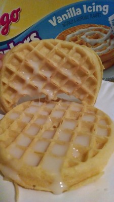 itssyrasiabxtch:  jennakills:  8bit-ghost:  beatngu:  Def doesn’t look like the picture on the box…  I THOUGHT SOMEONE JIZZED INTO THAT WAFFLE  yo that’s all kinds of fucked up  The vanilla frosting or jizz challenge !