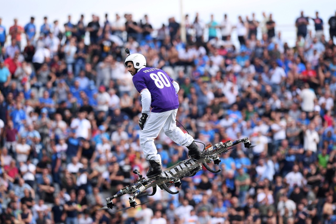 A BORDO DE UN DRONE. Un simpatizante de Fiorentina vuelta en un drone dentro del estadio Artemio Franchi, en Florencia, Italia antes del partido de Fútbol, Fiorentina vs Napoli. (REUTERS)
MIRÁ TODA LA FOTOGALERÍA—->