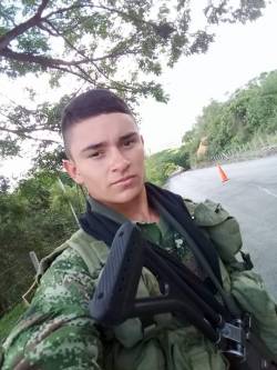 Chicosmuycalientes:  Aporte, Que Delcia De Papito Y Que Rica Verga. Militar  Colombiano,